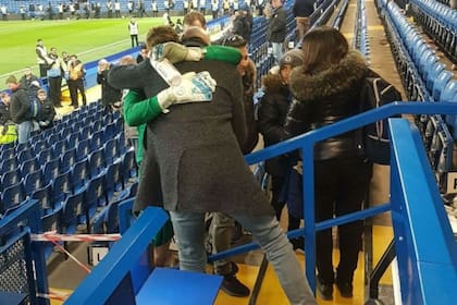 David Martin, arquero de West Ham, se abraza con su padre Alvin luego de debutar en la Premier League a los 33 años.
