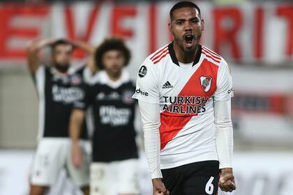 David Martínez celebra el gol que cerró la fiesta de River en el Monumental