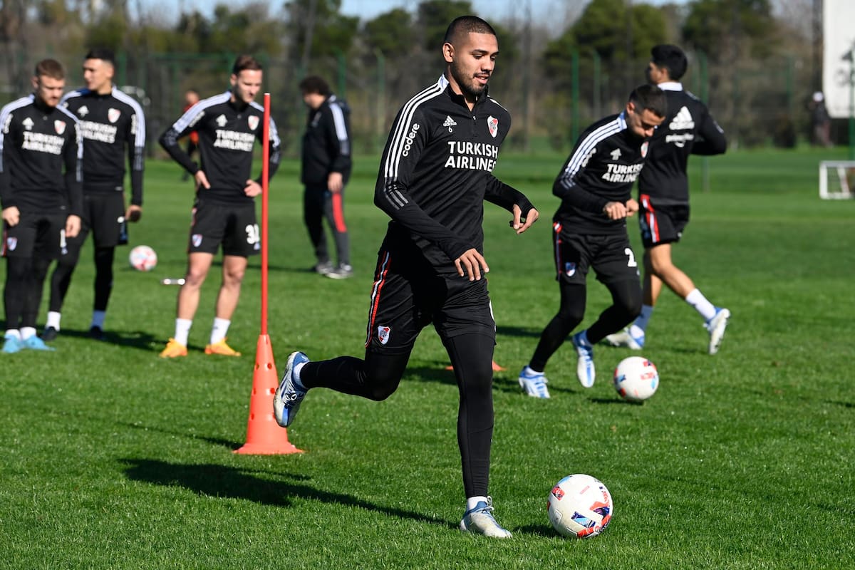 David Martínez encabeza un entrenamiento de River en tiempos más felices; luego, por lesiones y decisiones del DT Demichelis, quedó relegado.