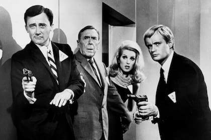 David McCallum junto a otros protagonistas de El agente de CIPOL, entre ellos Robert Vaughn (izquierda), que interpretaba a Napoleón Solo