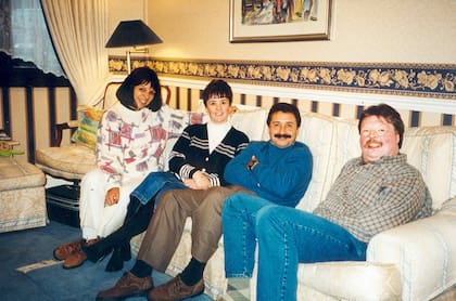 Simon Weston (der.) y Carlos Cachón (izq.), durante un encuentro reciente junto a sus esposas. En tiempos de guerra, Cachón bombardeó el buque en
el que viajaba Weston: el rostro del británico debió ser reconstruido quirúrgicamente por las quemaduras que sufrió