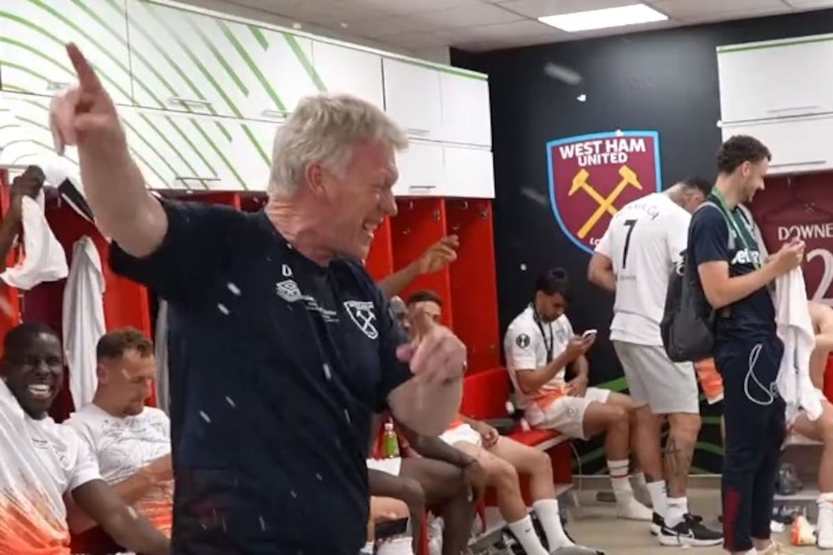 David Moyes, DT de West Ham, bailando con los jugadores tras la conquista de la Conference League