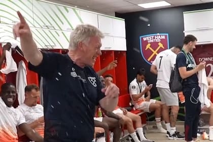 David Moyes, DT de West Ham, bailando con los jugadores tras la conquista de la Conference League