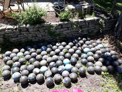 David Olson lleva desenterradas 158 bolas de bowling de su jardín trasero