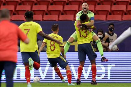 David Ospina, arquero de Colombia, festeja con Yerry Mina, luego de vencer a Uruguay en la tanda de penales que definió el duelo de cuartos de final de la Copa América, disputado el sábado 3 de julio de 2021 en Brasilia (AP Foto/Bruna Prado)