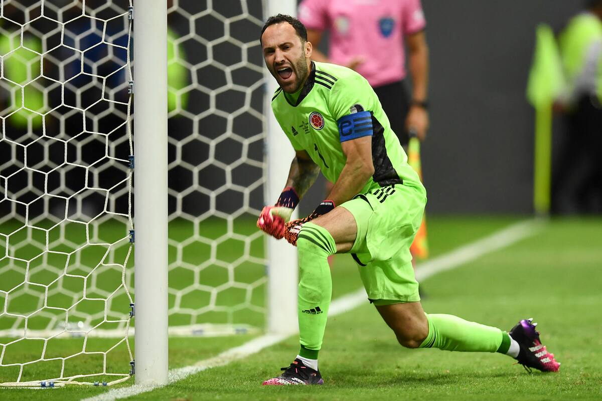 David Ospina celebra tras atajarle un penal a José María Giménez en la definición.
