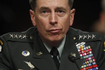 David Petraeus, un militar de carrera con una trayectoria en Irak y Afganistán, debió resignar a su cargo en la CIA por un escándalo que develó una serie de comunicaciones que registró en una casilla de Gmail