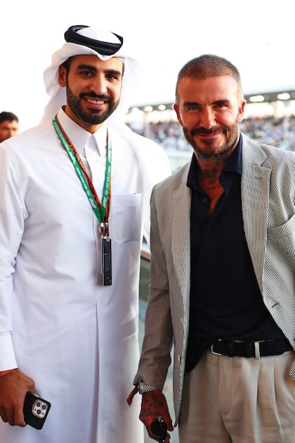 David posa con Abdul Aziz Al Mawlawi, jefe de Turismo de Qatar durante el Grand Prix F1 de ese país en Lusail, organizado a principios de octubre. Desde 2021 Beckham es embajador de turismo de ese país.