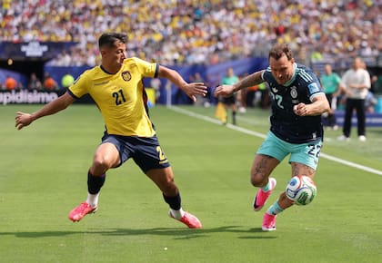 David Raum, de Alemania, se lleva la pelota ante el ecuatoriano Alan Franco