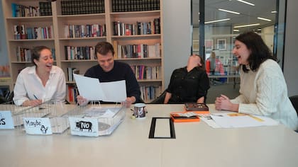 David Remnick en una de las tantas reuniones editoriales que encara cada semana al frente de la publicación; en esta imagen, el momento clave de revisión de las viñetas humorísticas