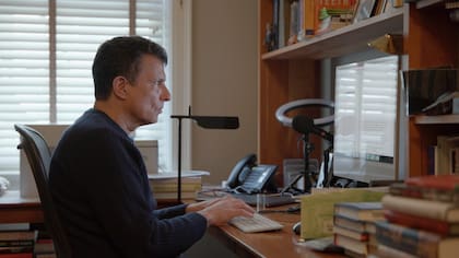 David Remnick en una escena de The New Yorker at 100, el documental producido por Netflix que cuenta los secretos de la gran publicación norteamericana