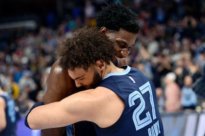 David Roddy, de los Grizzlies de Memphis, abraza a Jaren Jackson Jr., tras la victoria sobre los Mavericks de Dallas, el sábado 11 de marzo de 2023 (AP Foto/Brandon Dill)