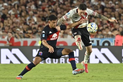 David Romero contra Aníbal Moreno, en el partido entre Tigre y River en el Monumental; el delantero marcó un gol y dos asistencias aquella noche