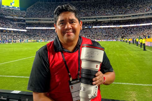 La historia del fotógrafo al que Dibu le pidió la cámara: ahora no sabe qué hacer con la reliquia