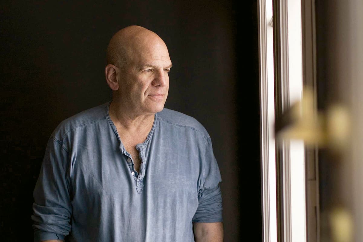David Simon habla sobre "The Plot Against America", la miniserie basada en la novela del autor de "Némesis", que muestra qué hubiera pasado en el mundo si un antisemita ganaba la presidencia de EE.UU. en 1940: “La novela establece paralelos entre aquellos años y lo que está ocurr