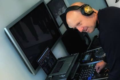 David Solomon se hace llamar DJ D-Sol en el mundo de la música electrónica
