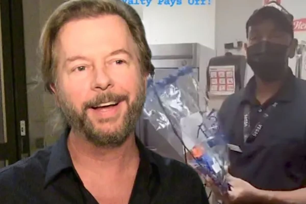 David Spade dona 5000 dólares para el hombre que no recibió mucho tras su retiro de Burger King