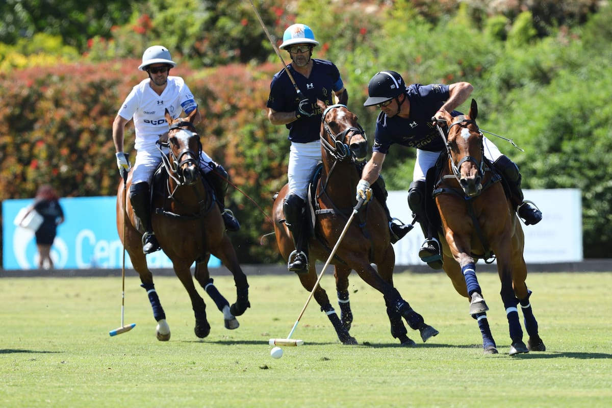David Stirling lleva la bocha con el respaldo de Adolfo Cambiaso, delante de Diego Cavanagh; por el Abierto De Tortugas, La Dolfina goleó a Cría La Dolfina.