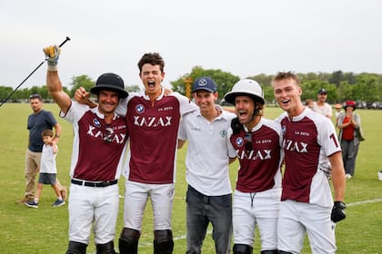 David Stirling, Lorenzo Chavanne, Beltrán Laulhé (titular, lesionado esta vez), Nicolás Pieres y Louis Hine festejan: La Zeta-Kazak venció a La Aguada y se clasificó para el Argentino Abierto, el certamen más grande del polo.