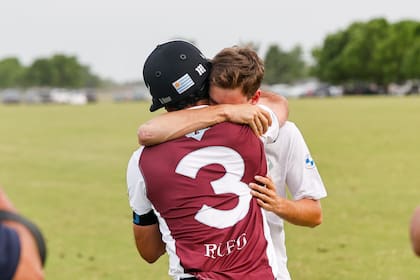 David Stirling se abraza con Beltrán Laulhé, hermano del recordado Rufino, que este jueves habría cumplido 16 años; el triunfo y la clasificación para el Argentino Abierto hicieron aun más emotiva la jornada para La Zeta-Kazak.