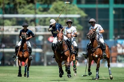 David Stirling y Diego Cavanagh, los dos lesionados de La Dolfina; el uruguayo va a comenzar la final del sábado como sea, pero su compañero todavía ni siquiera tiene autorización médica para trotar.