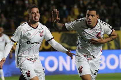 David Terans pide disculpas a los hinchas tras anotar contra el club que dejó en mayo pasado; Athletico Paranaense se llevó un triunfo vital del Campeón del Siglo