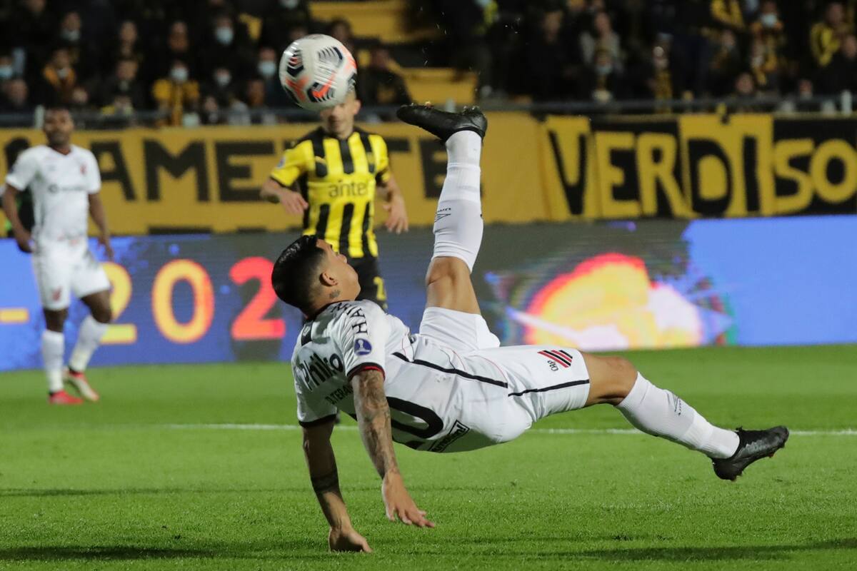 David Terans ya empalmó la chilena que se convertirá en el primer gol de Athletico Paranaense ante Peñarol, su ex club