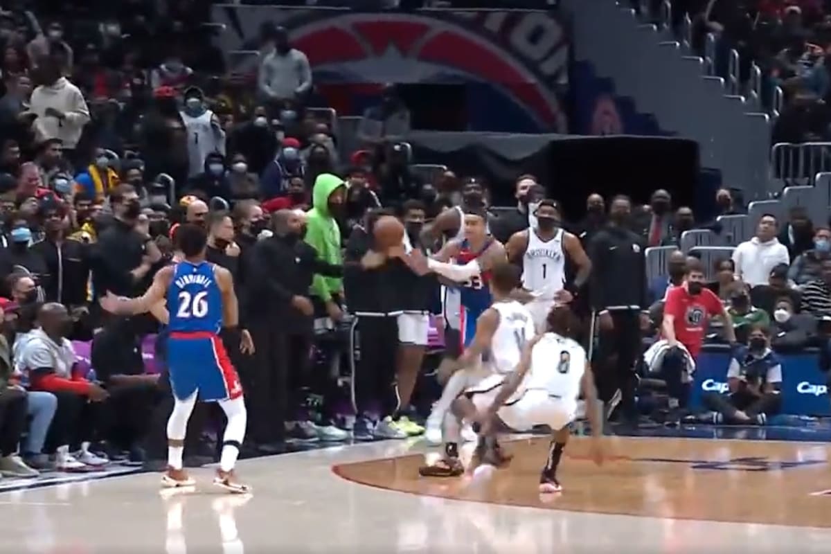 David Vanterpool, asistente de Steve Nash en los Nets, metió la mano, tocó el balón y su equipo recuperó la posesión