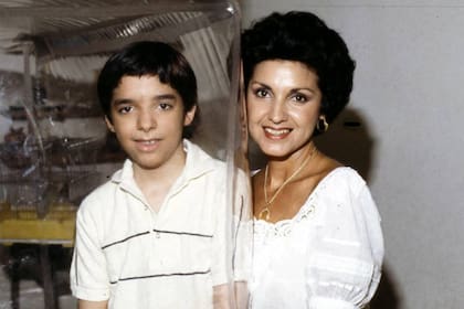David Vetter, a la edad de 12 años, junto a su madre, Laura Ann, que recién pudo acariciarlo cuando el niño salió de la burbuja en los últimos días de su vida