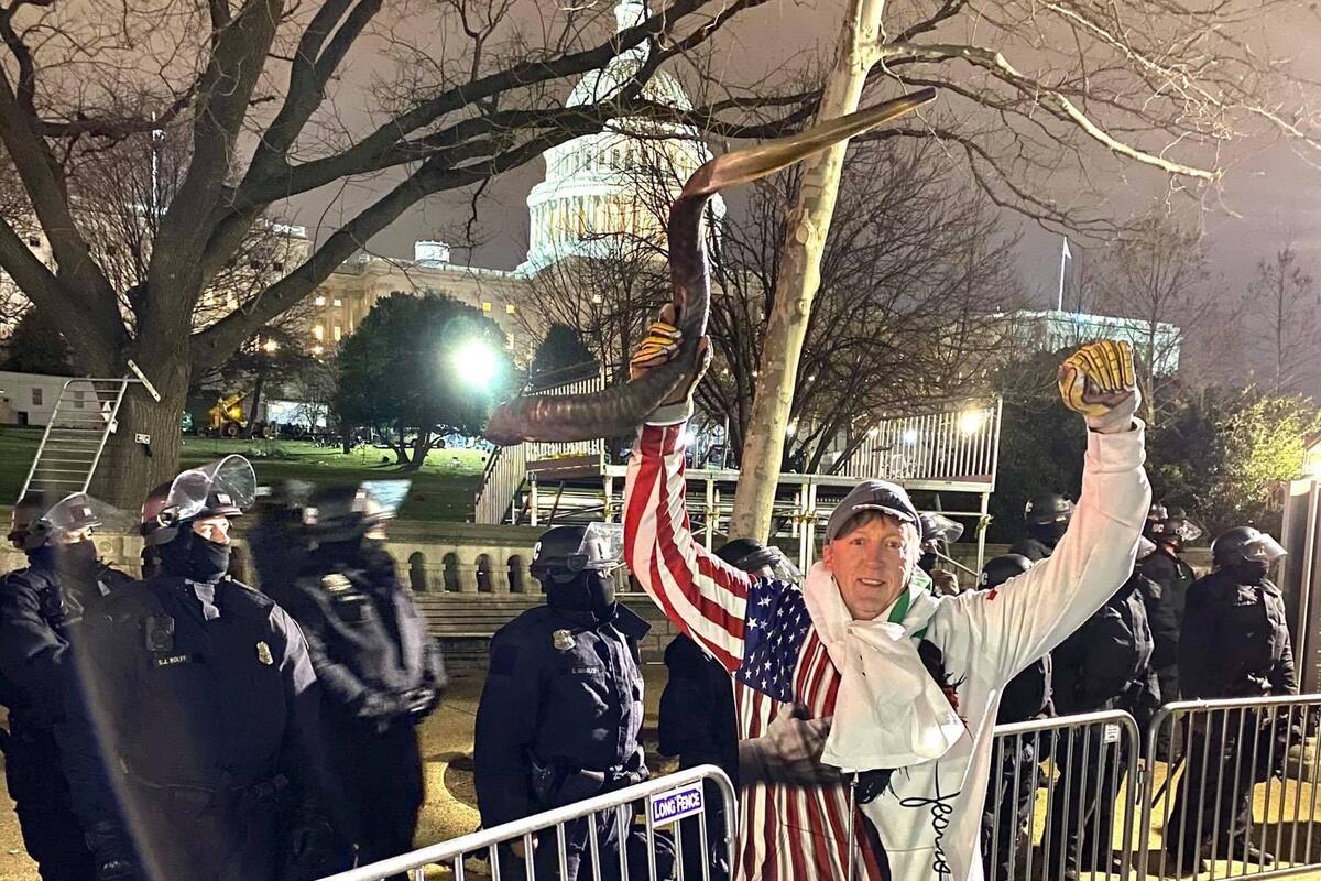 David Woods, exjugador de la NBA en el Capitolio; transmitió en vivo los hechos de violencia y luego se arrepintió