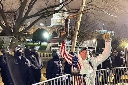 David Woods, exjugador de la NBA en el Capitolio; transmitió en vivo los hechos de violencia y luego se arrepintió