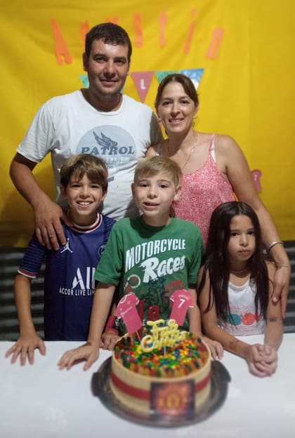 David y Romina, con los hermanitos de Juani: Juan Martín, Juan Agustín e Indiana