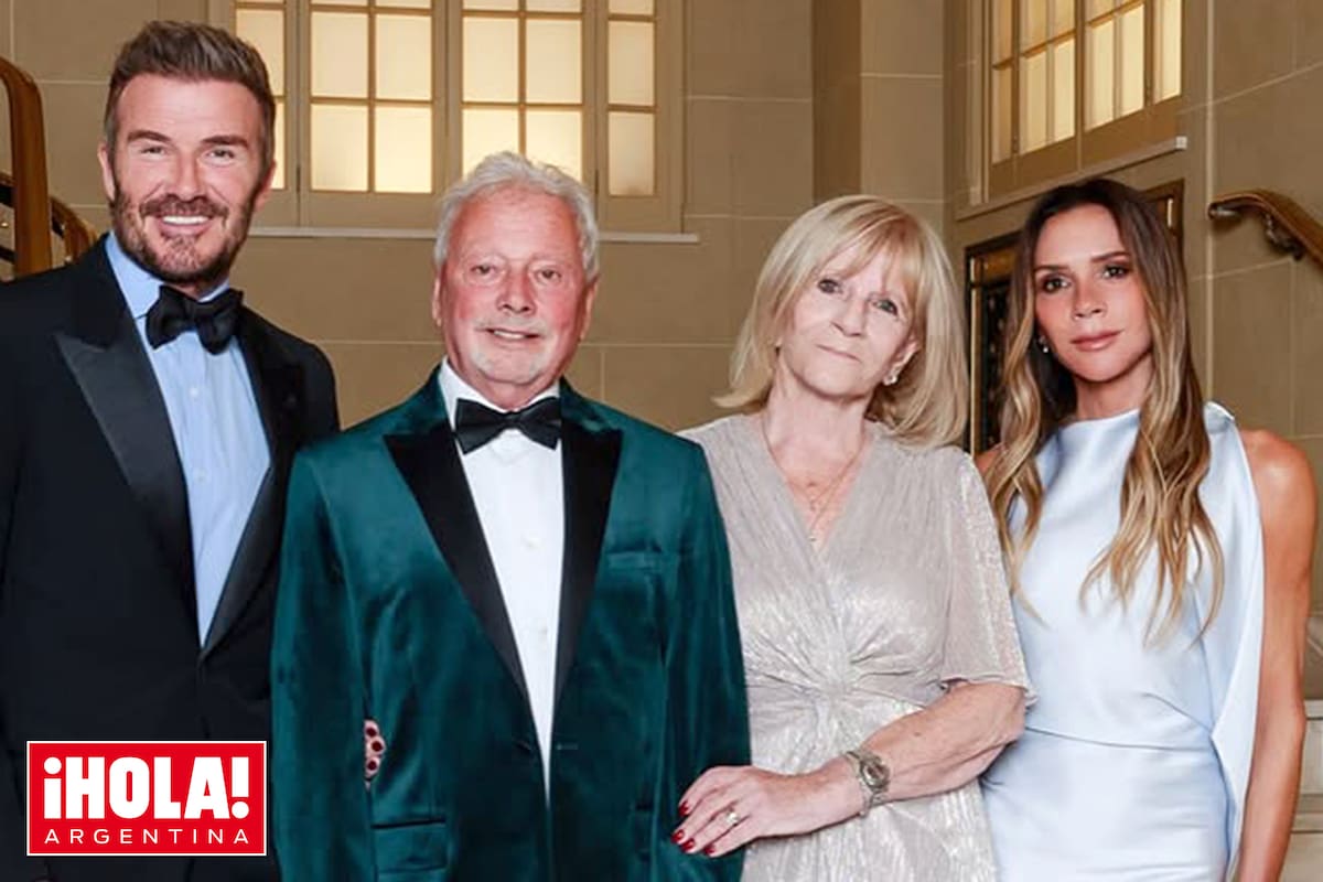 David y Victoria Beckham a ambos lados del agasajado, Tony Adams, y de su mujer, Jackie