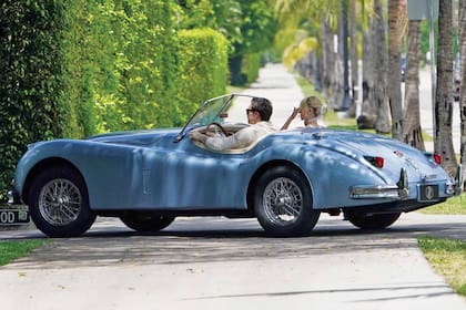 David y Victoria Beckham les regalaron un Jaguar XK140 convertible que ronda los 500 mil dólares. El ex futbolista es inversor de Lunaz, una empresa que restaura autos clásicos y pusieron manos a la obra en este modelo de 1954 que lo hicieron eléctrico.