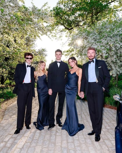 David y Victoria junto a sus hijos Cruz, Harper y Romeo. Los hombres de impecable smoking y ellas, con similares vestidos lenceros.