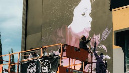 David Zayas y Alexis Díaz, artistas puertorriqueños, pintando su mural "Isla" en Wynwood.