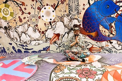 David Zuker se funde con su obra del lobby, así como también lo hacen el Pez Koi, la vajilla y las máscaras africanas, y las catrinas mexicanas, famosas calaveras que allí se asocian al Día de los Muertos.