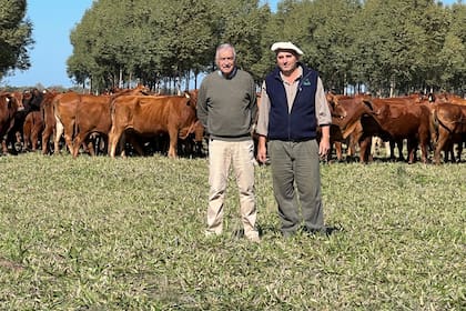 Davide Lacroze y Abel Pintos, encargado del campo La Escondida, de Corrientes