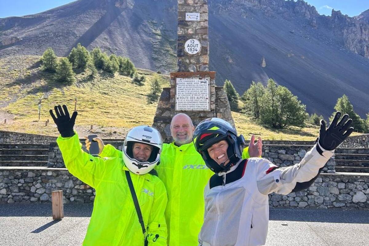 Dávide Marcolín (centro) es un trotamundos de la montaña y de la vida