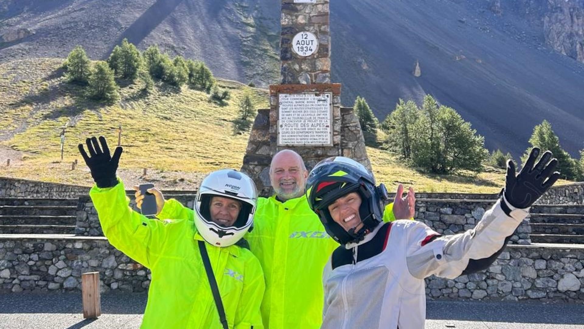 Dávide Marcolín (centro) es un trotamundos de la montaña y de la vida