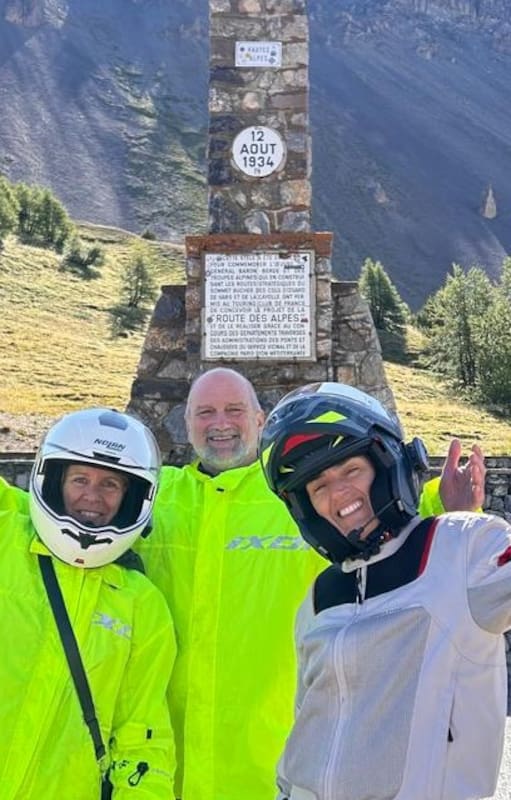 Dávide Marcolín (centro) es un trotamundos de la montaña y de la vida