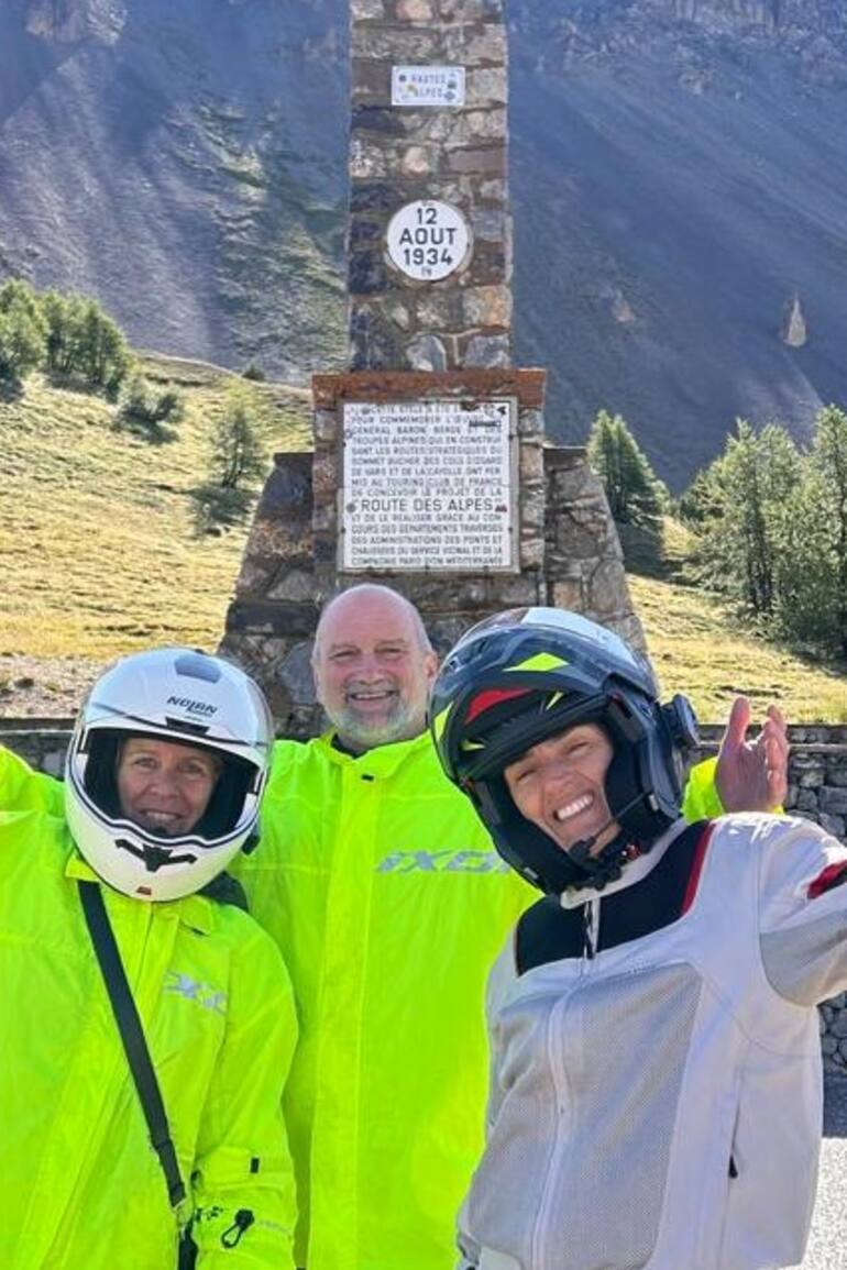 Dávide Marcolín (centro) es un trotamundos de la montaña y de la vida