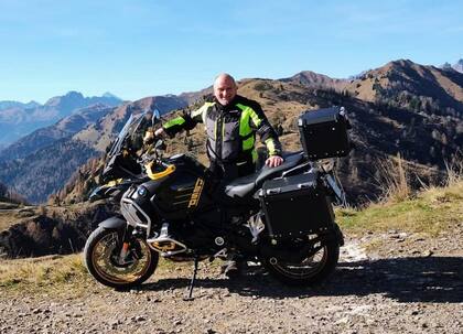 Dávide Marcolín, el guía que recorre Los Alpes en moto.