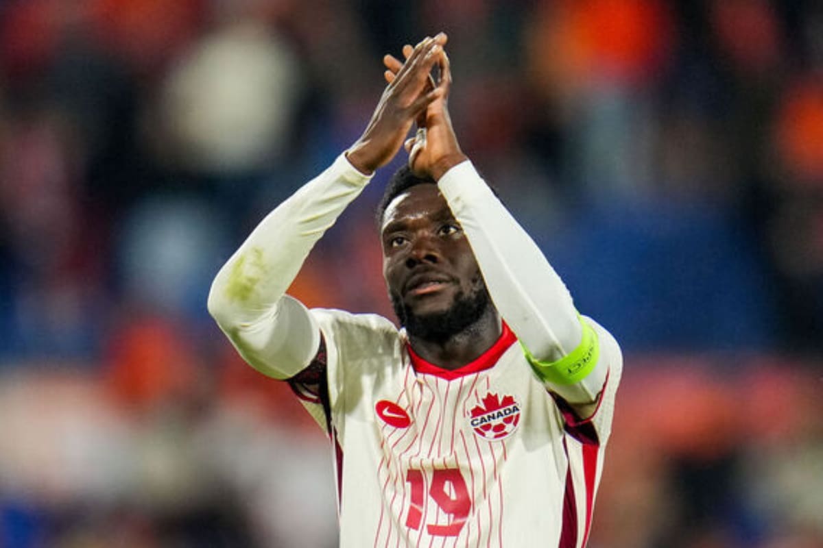 Davies luciendo con mucho orgullo la casaca de Canadá.