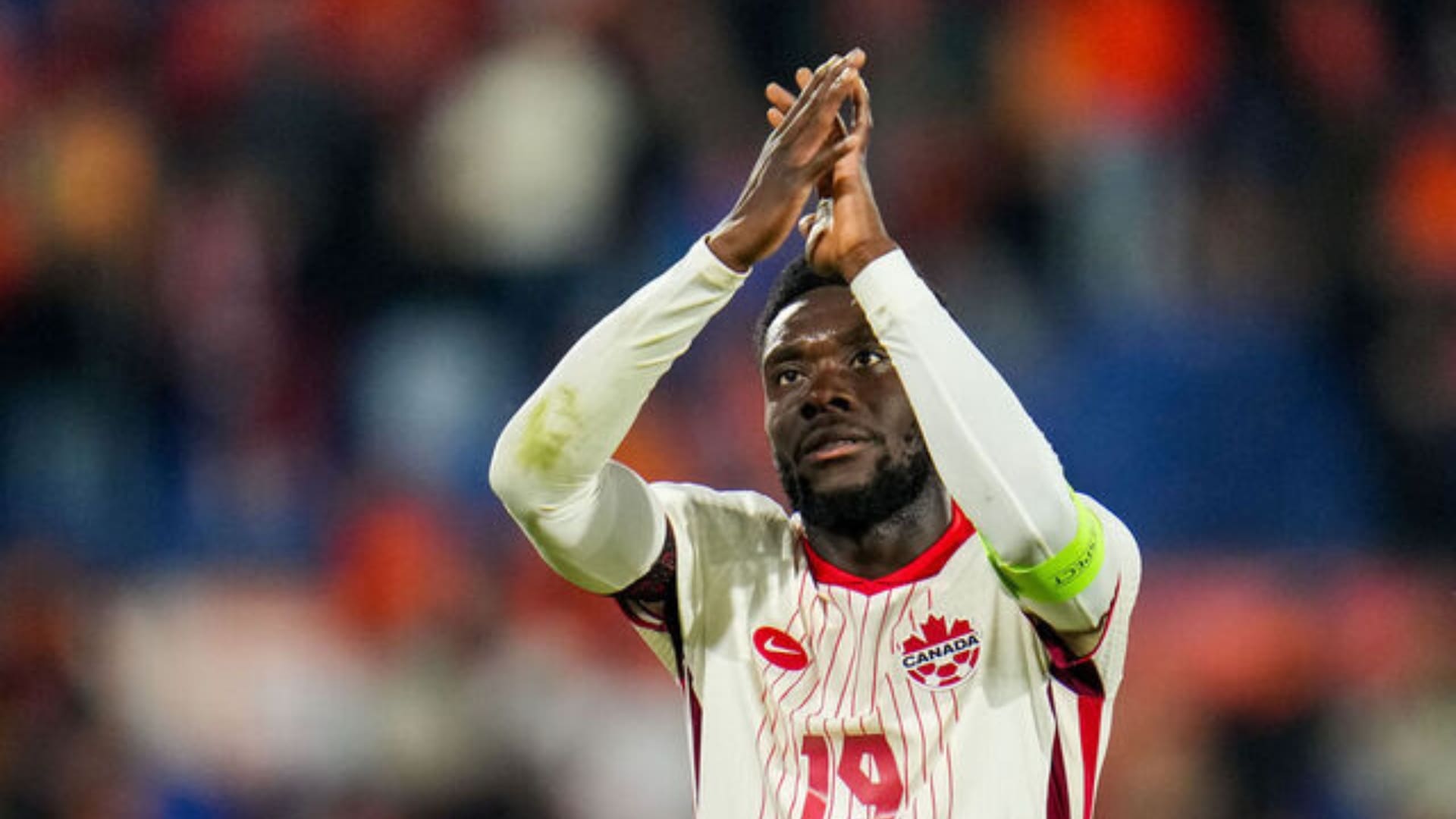 Davies luciendo con mucho orgullo la casaca de Canadá.