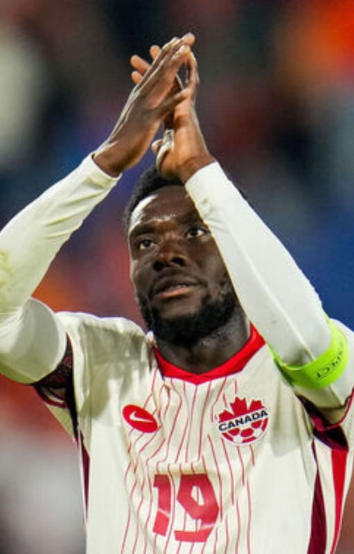 Davies luciendo con mucho orgullo la casaca de Canadá.