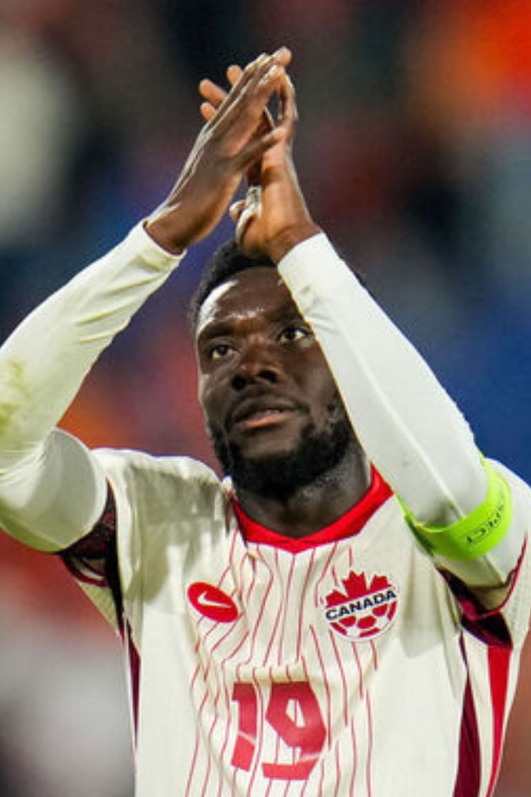 Davies luciendo con mucho orgullo la casaca de Canadá.