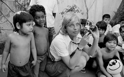Davina junto a los niños del orfanato de Saigón en 1975