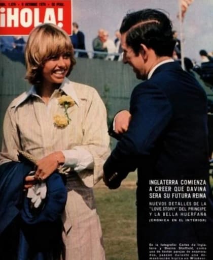 Davina Sheffield observa un partido de polo de Carlos en septiembre de 1976. Para entonces, su nombre ya aparecía con frecuencia en la prensa británica