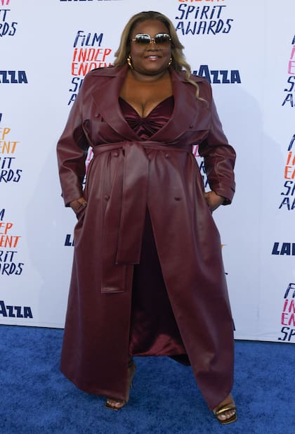 Da’Vine Joy Randolph se alzó con la estatuilla por su trabajo en Los que se quedan. Para la ceremonia eligió un vestido en borravino escotado que decidió cubrir con un sacón de cuerpo entero a tono, que le aportó actitud a su look. Además, lució unos lentes de sol y sandalias en color cobre
